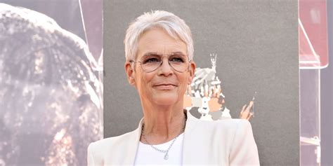 Jamie Lee Curtis Stuns in Naked Spooky Bathtub Throwback。